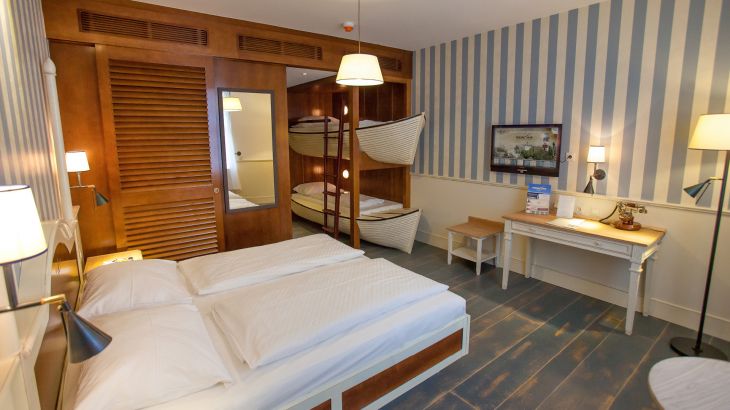 Standard room hotel Bell Rock double bed, bunkbed and desk