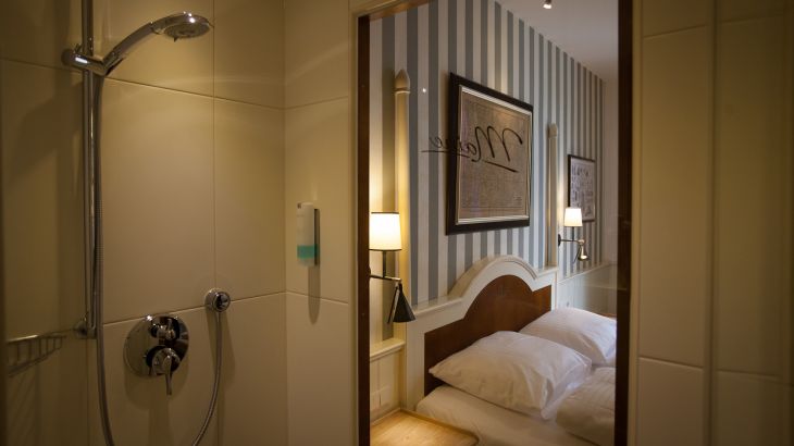 Standardzimmer Hotel Bell Rock Badezimmer mit Sicht auf das Bett