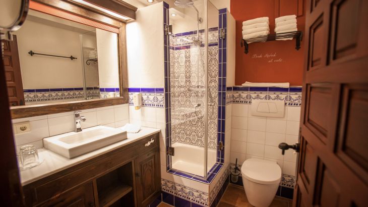 Standardzimmer Hotel El Andaluz Badezimmer mit Dusche, Waschbecken und Toilette