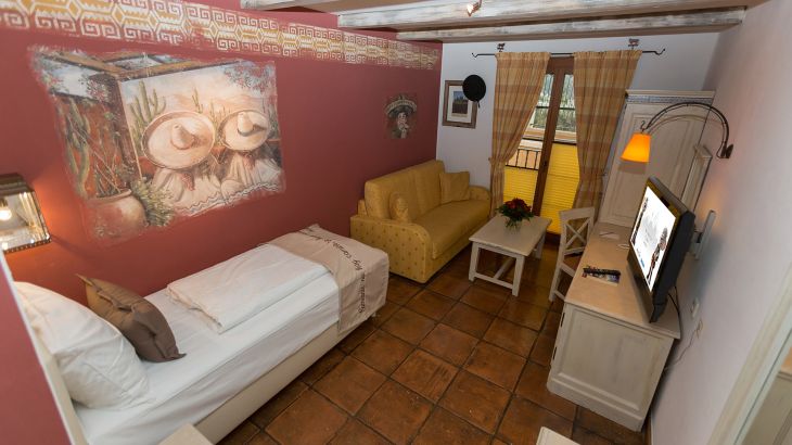 Standardzimmer Hotel El Andaluz Schlaf- und Wohnzimmer mit Fernseher und Couch