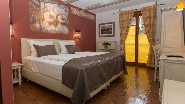 Chambre standard à l’hôtel El Andaluz. Chambre à coucher avec fenêtre haute