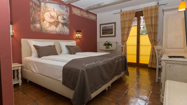 Standardzimmer Hotel El Andaluz Schlafzimmer mit hohem Fenster