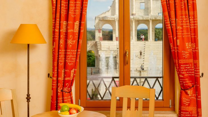 Standardzimmer Plus Hotel Colosseo Fensterfront mit Sicht auf das Colosseo