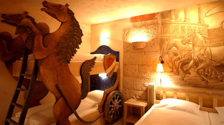 Standardzimmer Plus Hotel Colosseo Schlafzimmer mit Hoch- und Doppelbett