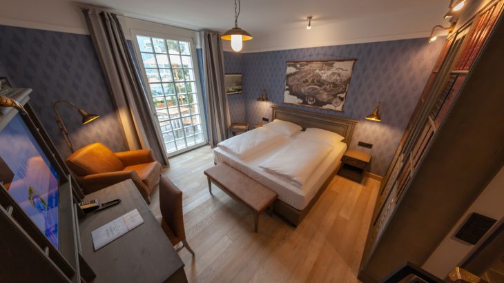 Standardzimmer Plus Hotel Krønasår  Schlafzimmer mit Fernseher und großem Fenster