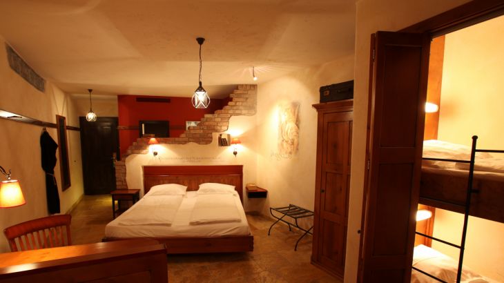 Standardzimmer Hotel Santa Isabel Schlafzimmer mit Doppelbett und Hochbett