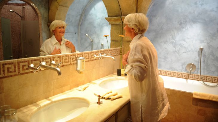 Suite Reale Hotel Colosseo eine Frau im Badezimmer 