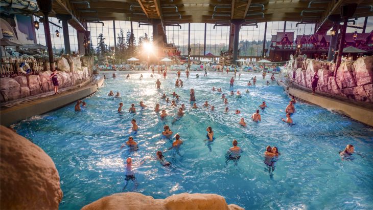 Besucher im Wellenbad des Surf Fjords