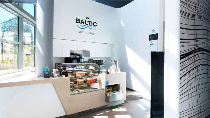 Die mit Erfrischungen gefüllte Theke der Baltic Coffee & Lounge 