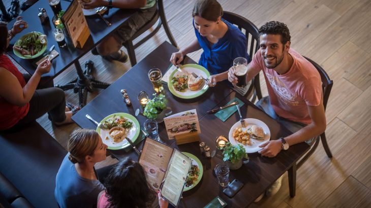 Zwei Paare essen gemeinsam am Tisch im The O'Mackays Café and Pub