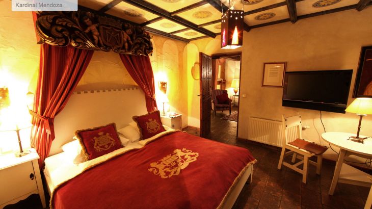 Themensuite Hotel Castillo Alcazar Schlafzimmer mit Fernseher