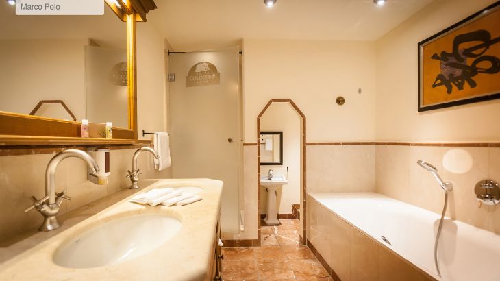 Themensuite Hotel Colosseo Badezimmer mit Badewanne