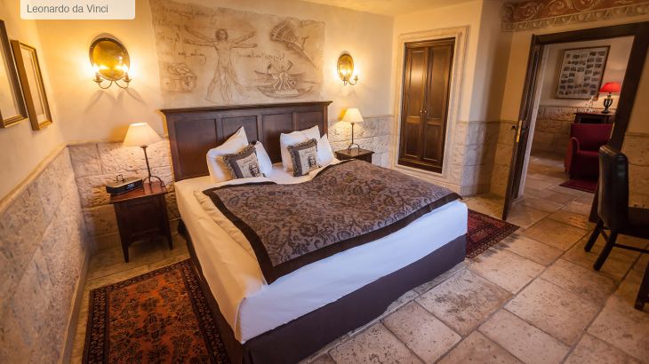 Themensuite Hotel Colosseo Schlafzimmer mit Wandgemälde