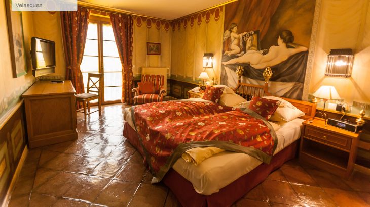 Themensuite Hotel El Andaluz Schlafzimmer mit Wandbild und Fenster