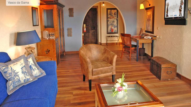 Themensuite Hotel Santa Isabel Vasco da Gama mit Sessel, Tisch und Couch