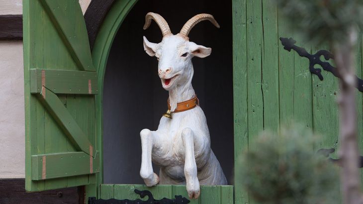 Eine Zigenfigur schaut aus einem Fenster