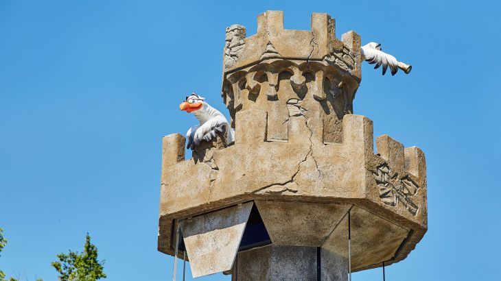 Möwenfiguren sitzen auf der Spitze des Tower Tows
