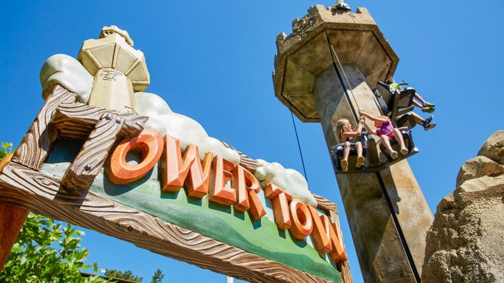 Eingangsschild des Tower Tows, im Hintergrund sieht man den Turm