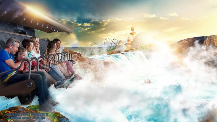 Familien sitzen in einer Gondel und fliegen über einen großen Wasserfall, im Hintergrund ist der Europa-Park zu sehen