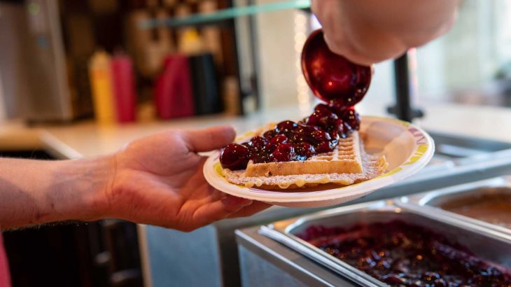 Zubereitung einer Waffel mit Kirschen