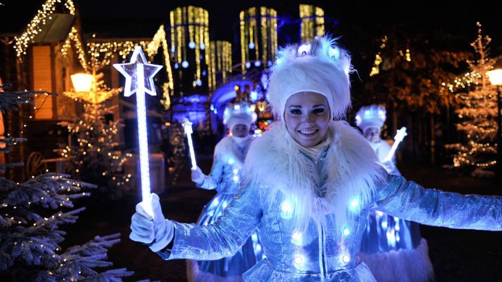 Winter Starlight Parade (Europa-Park Show) Frau im leuchtenden Kostüm