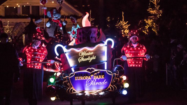 Winter Starlight Parade (Europa-Park Show) bei Nacht