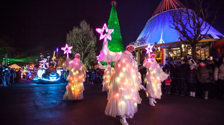 Winter Starlight Parade (Europa-Park Show) nachts mit Sternen
