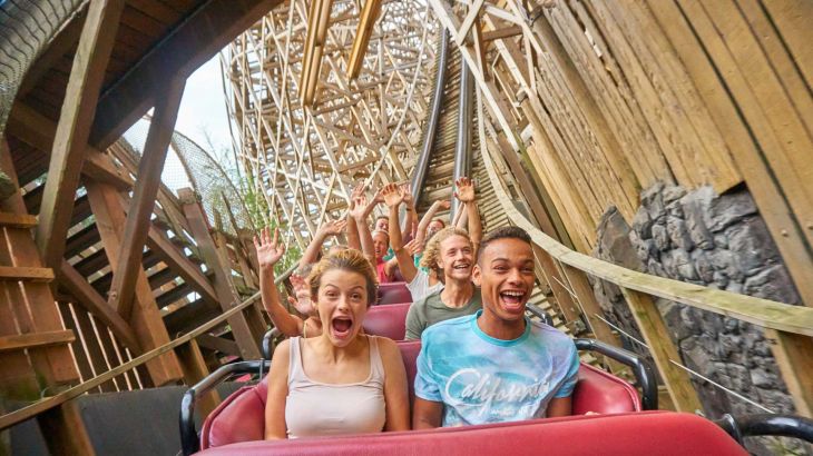Besucher bei der Fahrt im "WODAN - Timburcoaster"