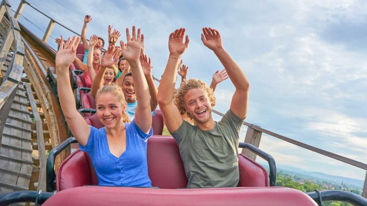 Besucher bei der Fahrt im "WODAN - Timburcoaster"