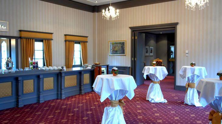 Salle Strasbourg mit Stehtischen und Hussen