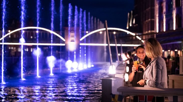 2 Freundinnen trinkenCocktails auf der Terrasse des Bubba Svens