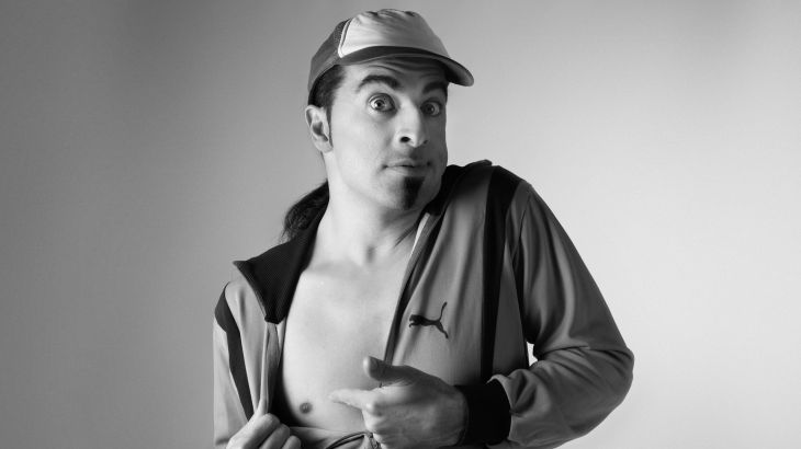Bülent Ceylan Portrait in Jogginganzug und Basecap