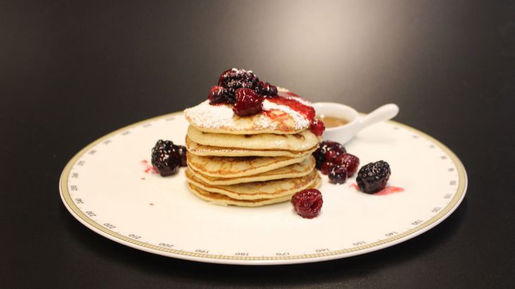 Pancakes mit Beeren während des New York Sunday Brunch im Restaurant Captain's Finest