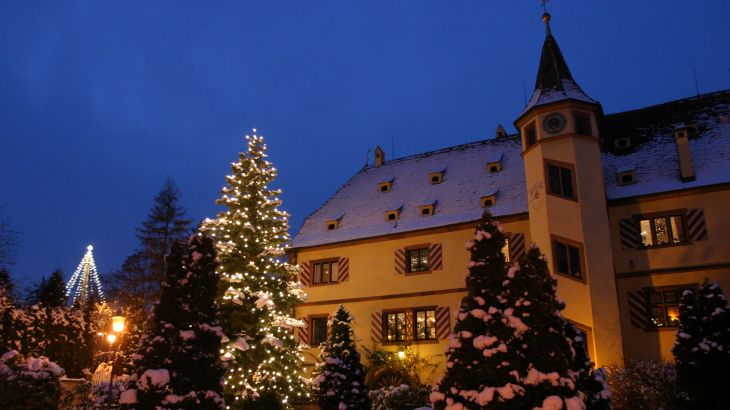 Schloss Balthasar mit geschmücktem Weihnachtsbaum