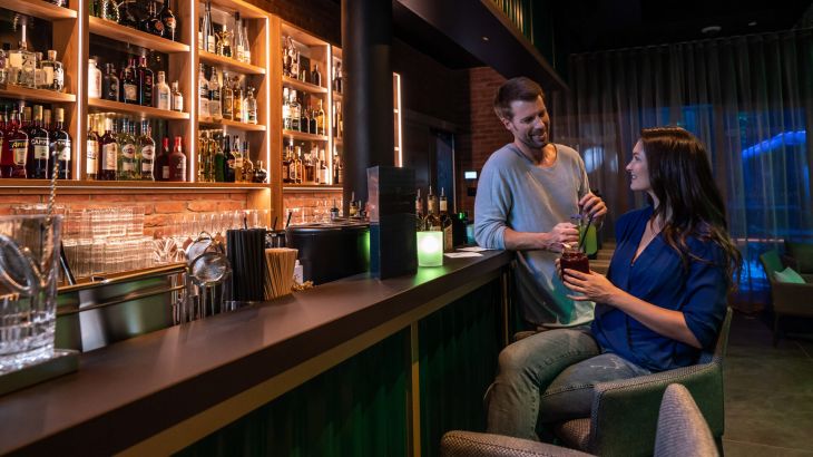 Junges Paar genießt ihre Cocktails in der panoramaa bar