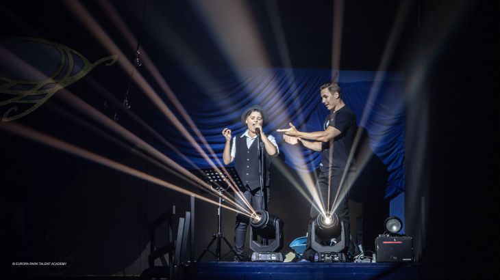 Gesangseinlage eines Jungen der Europa-Park Talent Academy