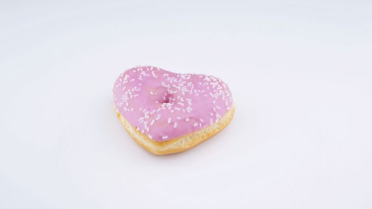 Ein veganer Erdbeer-Donut in Herzform