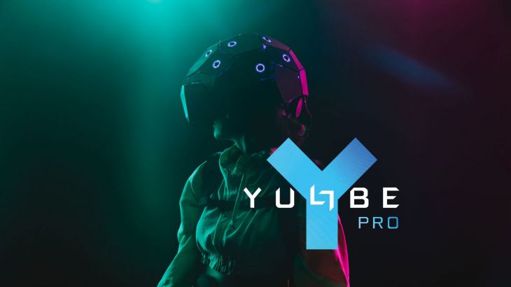 Eine Person trägt die Ausrüstung von YULLBE PRO und befindet sich gerade in einer Experience. Im Vordergrund steht das YULLBE PRO-Logo.