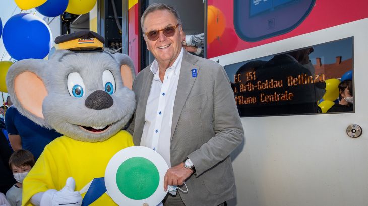 Roland Mack und Ed Euromaus vor dem Eurocity-Express, der zum ersten Mal in RIngsheim hält