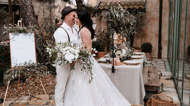 Hochzeitspaar in feierlicher Atmosphere und gedeckten Tisch