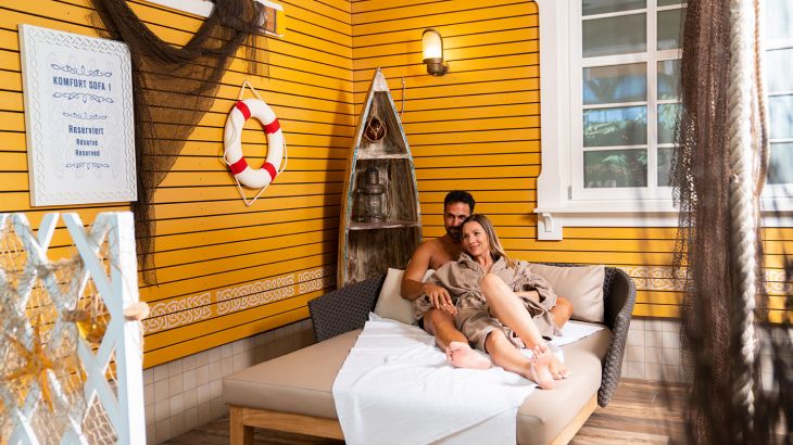 Ein Paar liegt auf dem Komfort Sofa in der Wasserwelt Rulantica
