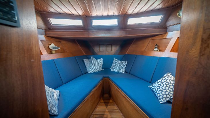 Die Innenansicht der Rulantica VIP Yacht mit Sofas