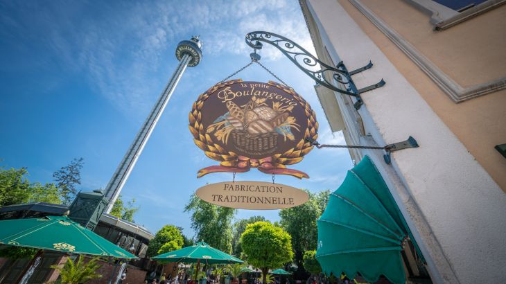 Außenansicht der Elsässer Holzofenbäckerei mit dem Schild "La petite Boulangerie", im Hintergrund der Euro-Tower