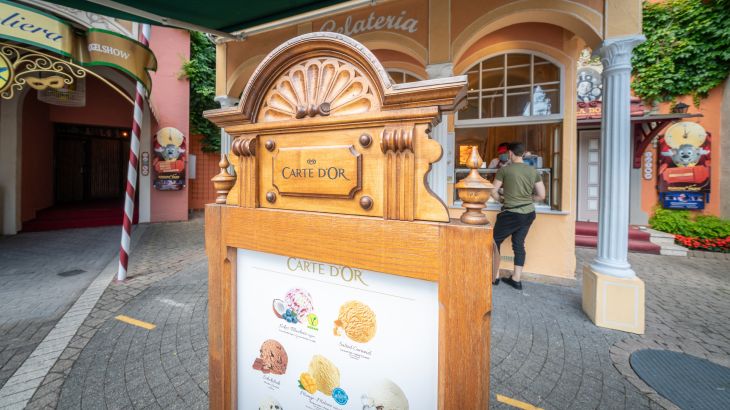 Ausschnitt der Eiskarte mit der Gelateria im Hintergrund