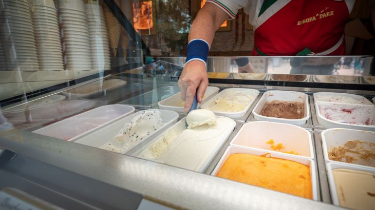 Blick über die Eistruhe in der Gelateria