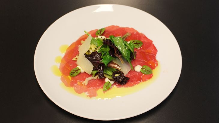 Teller mit Lachs und anderen Köstlichkeiten