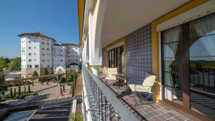 Balkon der Königssuite Balkontür mit gelben Rahmen und Wand blau weiß gemustert mit Blick auf Hotel Santa Isabel 