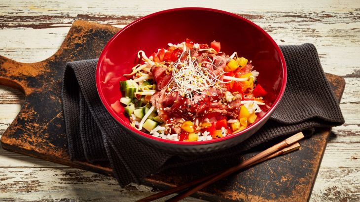 Bowl mit Gemüse und Rindfleisch