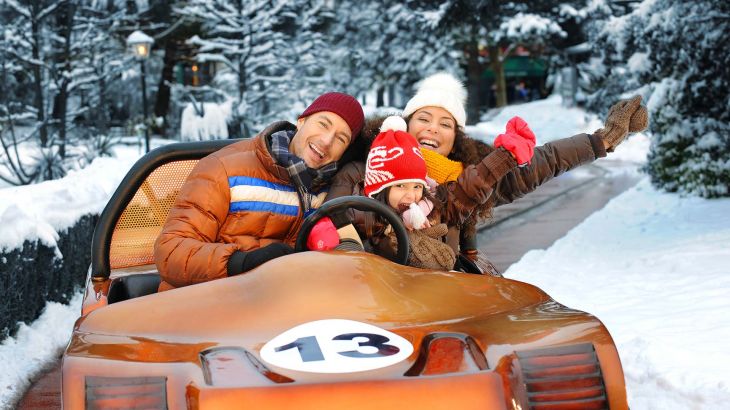 Familie im Rennwagen auf der Silverstone-Piste