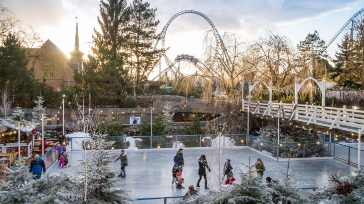Menschen auf der Eisfläche im Sonnennuntergang